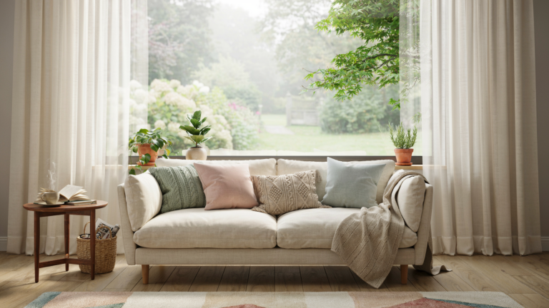 8 Ideen, dein Sofa vor dem Fenster perfekt zu platzieren